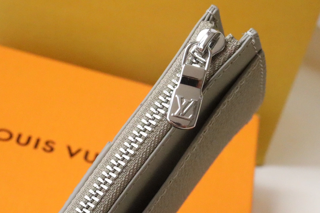 Louis Vuitton AAA Quality Card Case AllSeason 6581