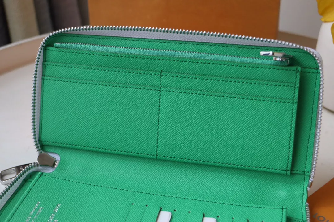 Louis Vuitton AAA Quality Card Case Classic 6785