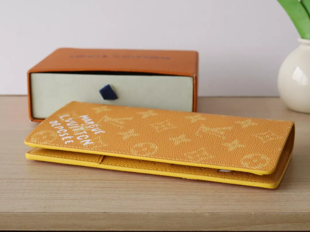 Louis Vuitton AAA Quality Card Case Comfortable 8117