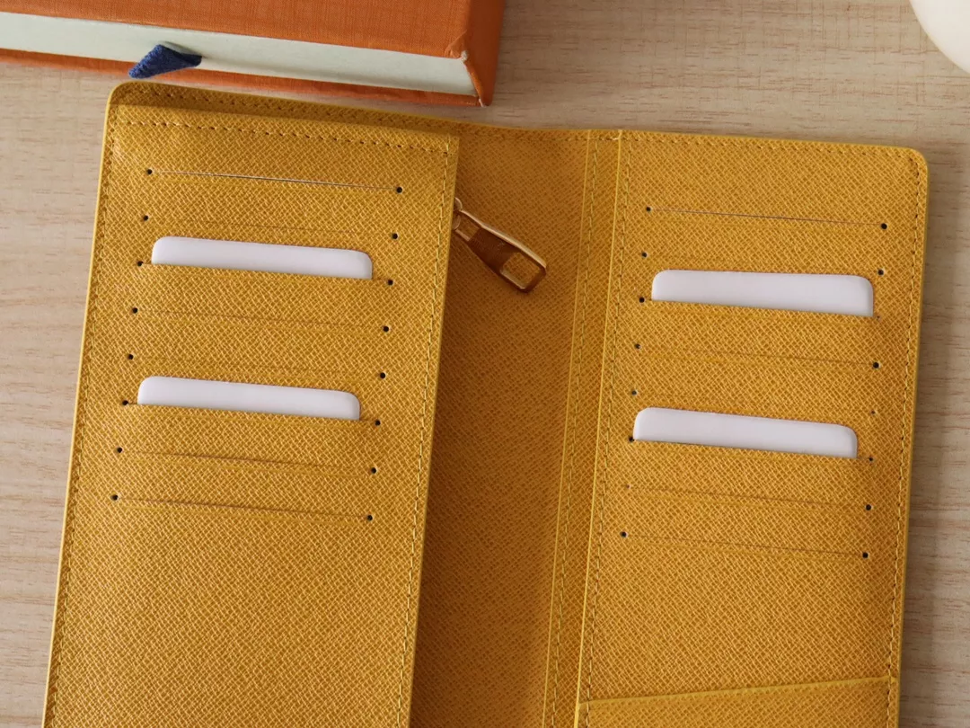 Louis Vuitton AAA Quality Card Case Comfortable 8117