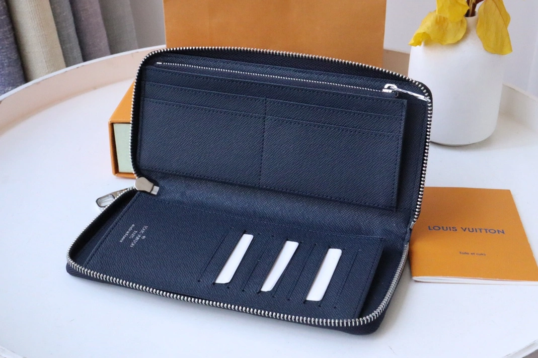 Louis Vuitton AAA Quality Card Case Durable 5715