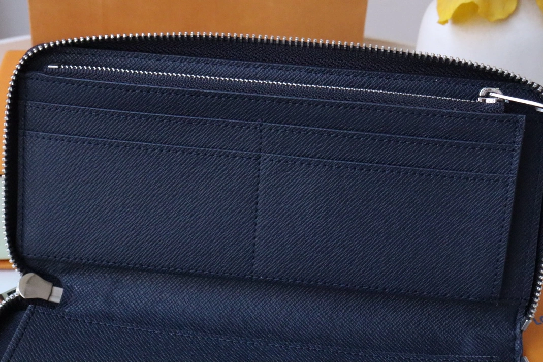 Louis Vuitton AAA Quality Card Case Durable 5715