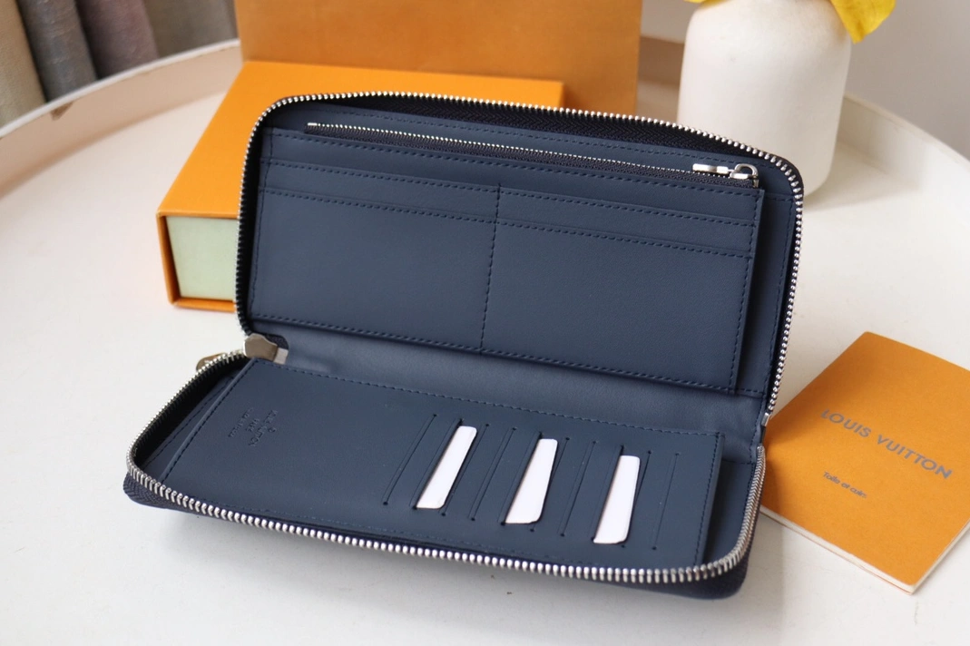 Louis Vuitton AAA Quality Card Case EasyMatch 1122