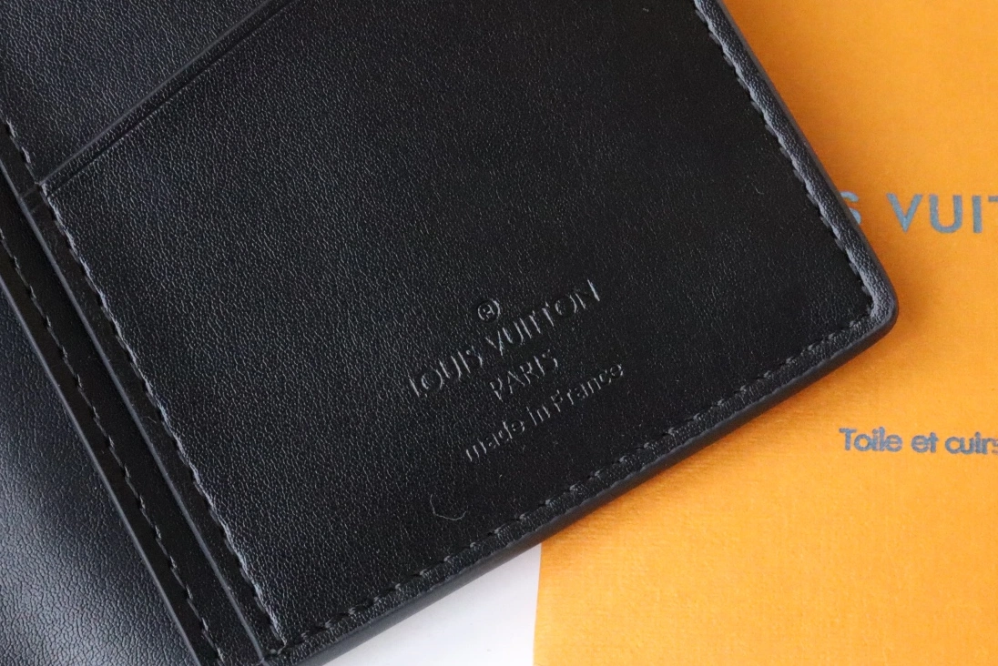 Louis Vuitton AAA Quality Card Case Elegant 1701