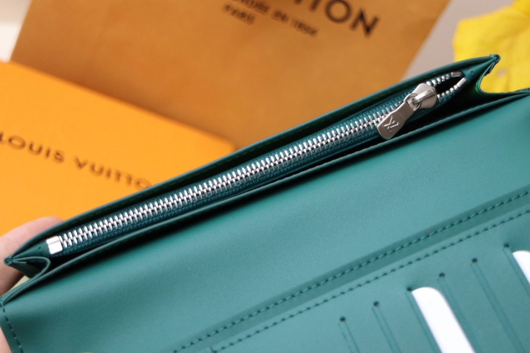 Louis Vuitton AAA Quality Card Case Fashionable 489