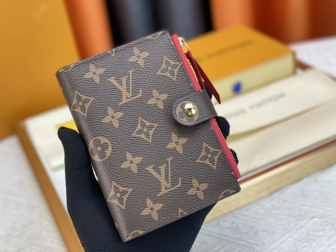 Louis Vuitton AAA Quality Card Case For Women Modern 359