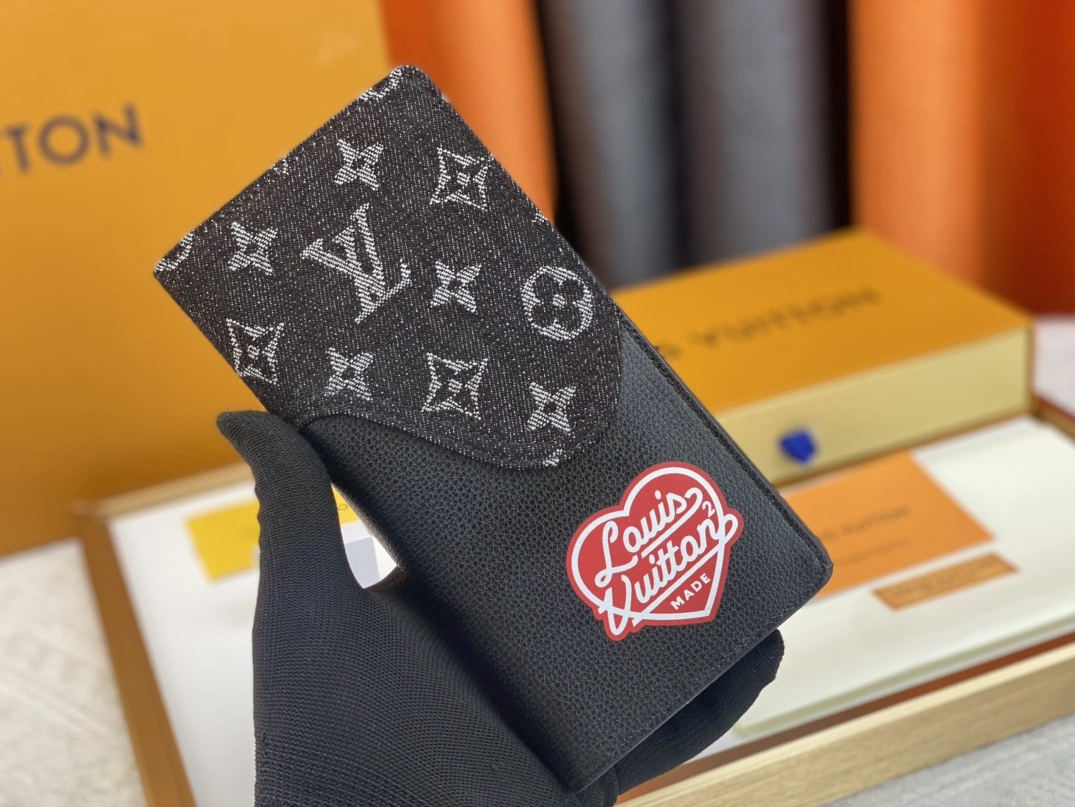 Louis Vuitton AAA Quality Card Case GoAnywhere 7204