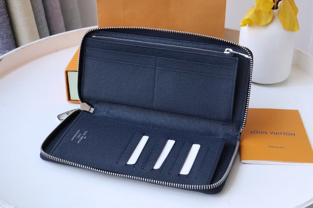 Louis Vuitton AAA Quality Card Case GoAnywhere 7789