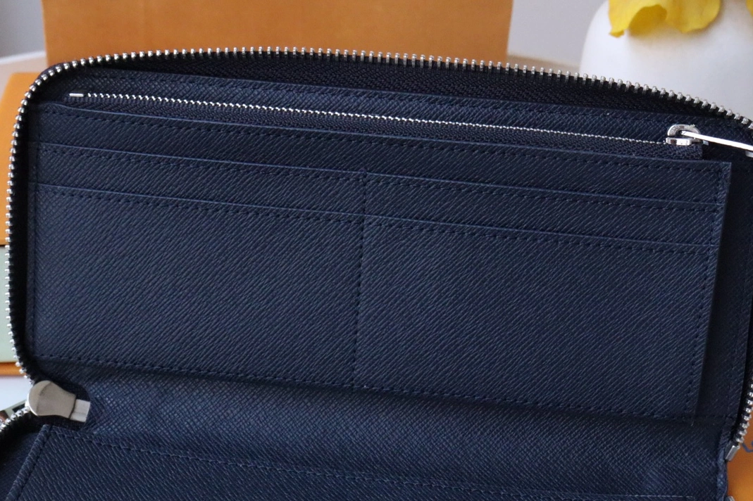 Louis Vuitton AAA Quality Card Case GoAnywhere 7789