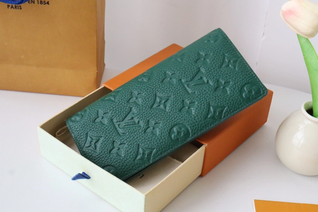 Louis Vuitton AAA Quality Card Case GoodFit 5610