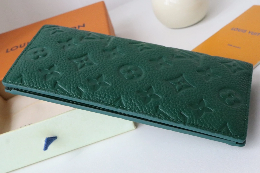 Louis Vuitton AAA Quality Card Case GoodFit 5610
