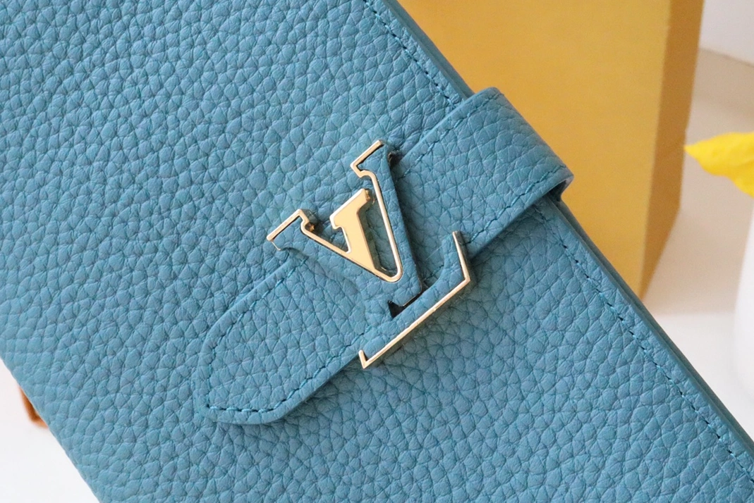 Louis Vuitton AAA Quality Card Case GoodFit 7364