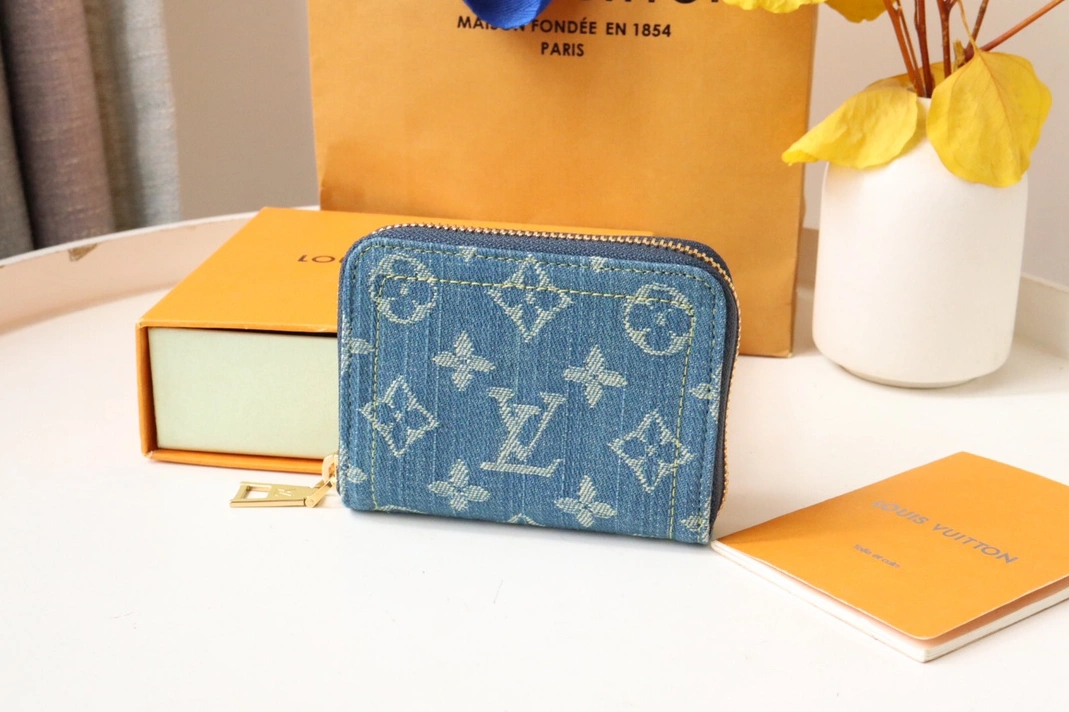 Louis Vuitton AAA Quality Card Case In Red ModernLook 6735