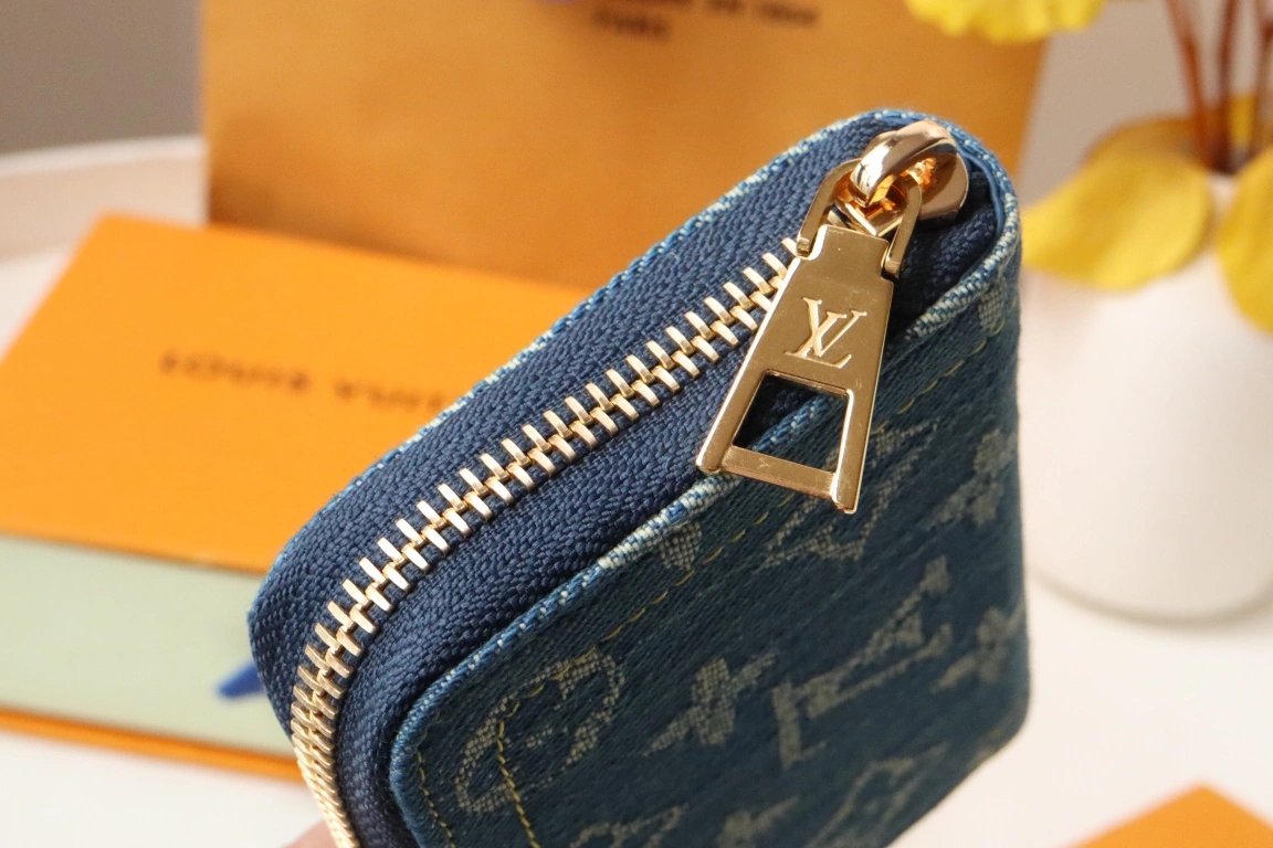 Louis Vuitton AAA Quality Card Case In Red ModernLook 6735