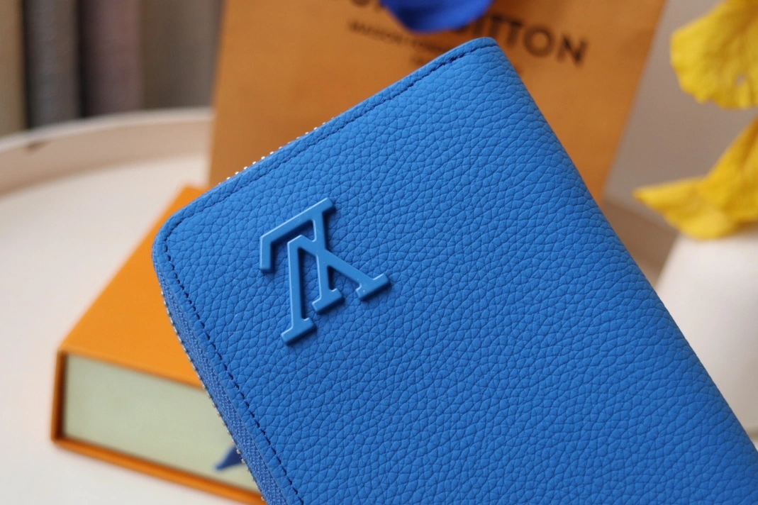 Louis Vuitton AAA Quality Card Case Modern 7932