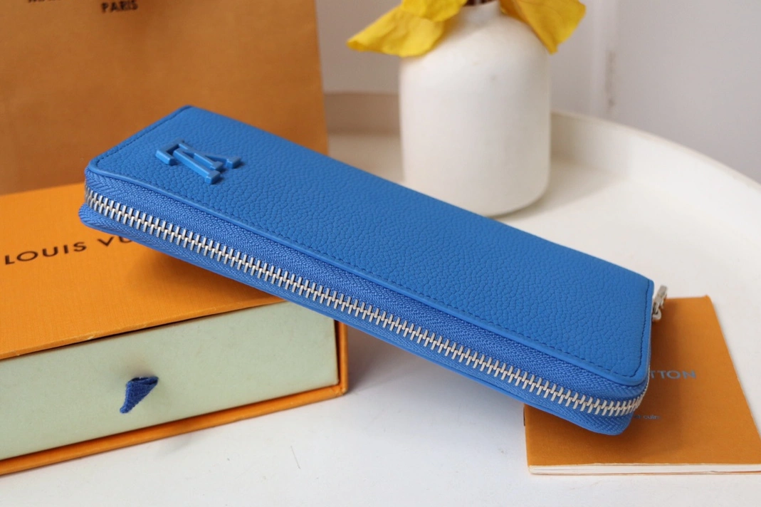 Louis Vuitton AAA Quality Card Case Modern 7932