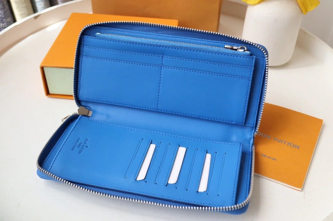 Louis Vuitton AAA Quality Card Case Modern 7932