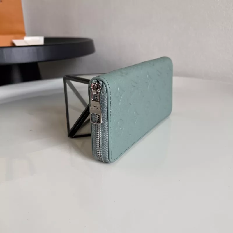 Louis Vuitton AAA Quality Card Case ModernLook 3095