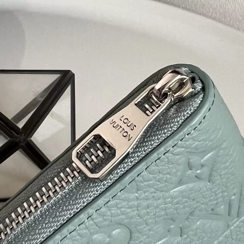 Louis Vuitton AAA Quality Card Case ModernLook 3095