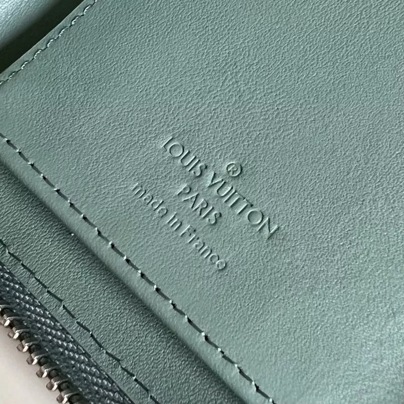 Louis Vuitton AAA Quality Card Case ModernLook 3095