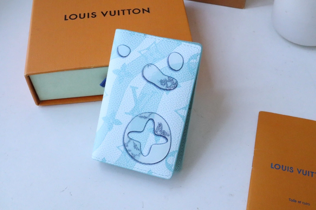 Louis Vuitton AAA Quality Card Case NewStyle 8021
