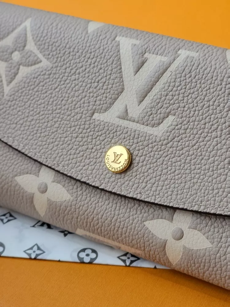 Louis Vuitton AAA Quality Card Case Sleek 1107