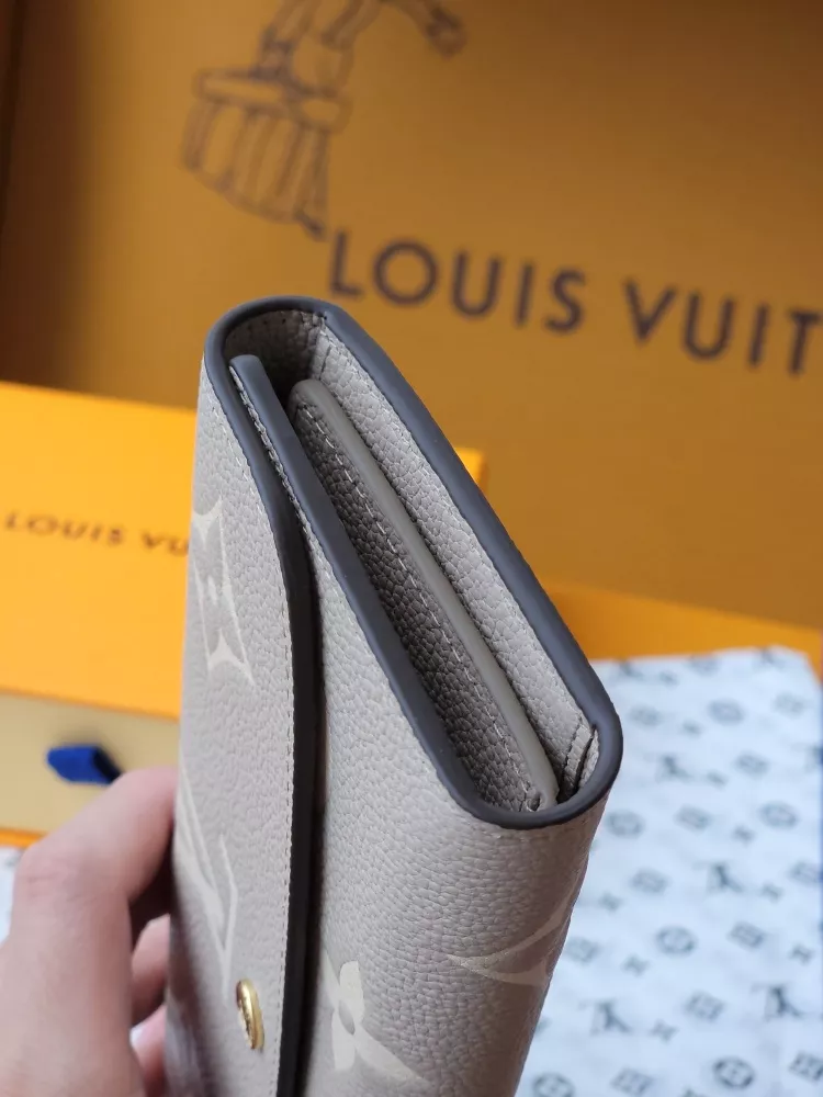Louis Vuitton AAA Quality Card Case Sleek 1107