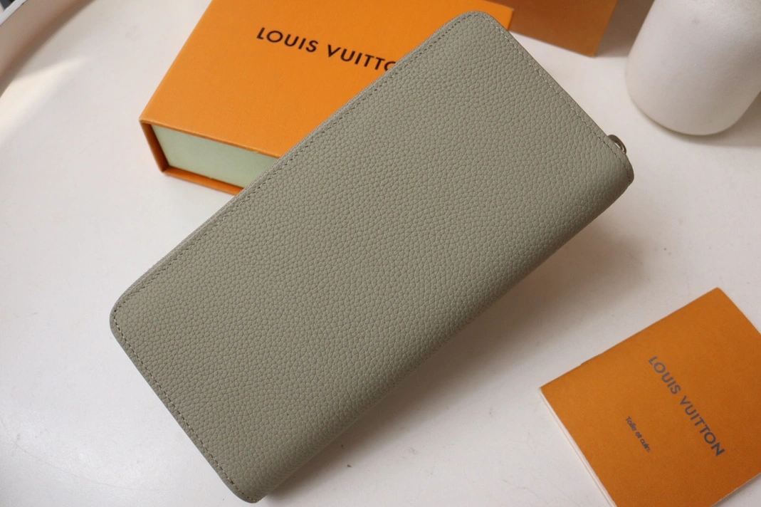 Louis Vuitton AAA Quality Card Case Sleek 6508