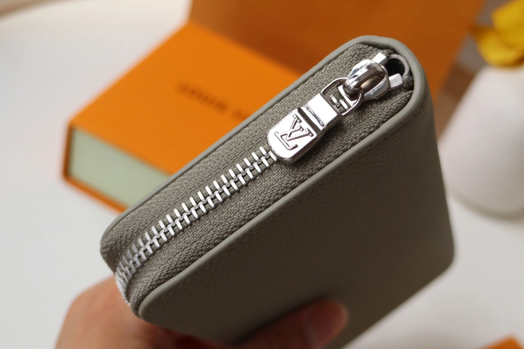 Louis Vuitton AAA Quality Card Case Sleek 6508