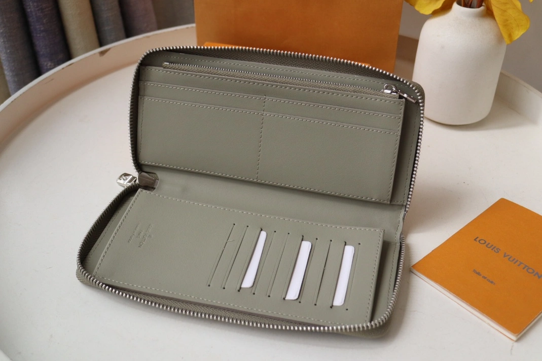 Louis Vuitton AAA Quality Card Case Sleek 6508
