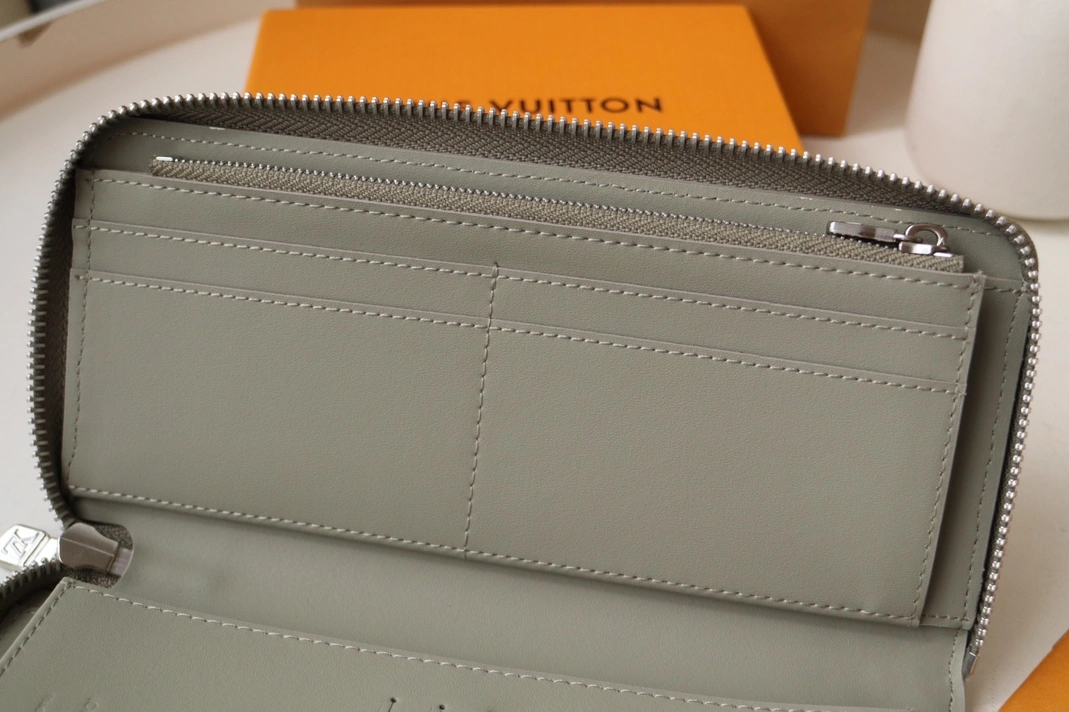 Louis Vuitton AAA Quality Card Case Sleek 6508