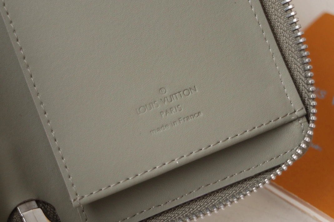 Louis Vuitton AAA Quality Card Case Sleek 6508