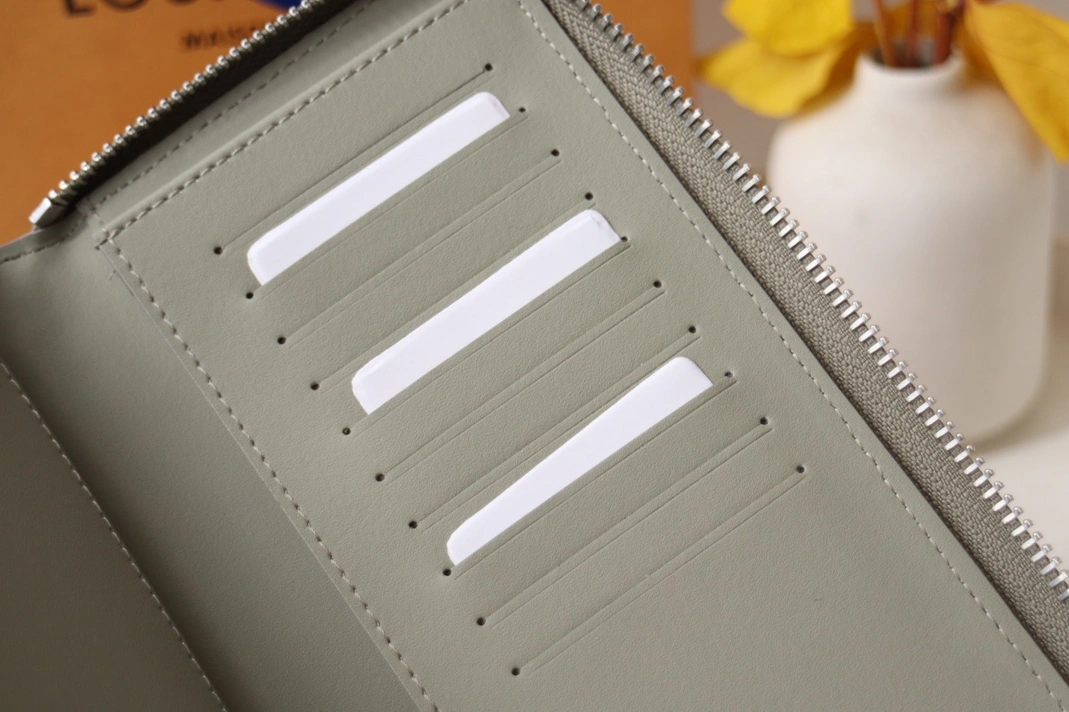Louis Vuitton AAA Quality Card Case Sleek 6508