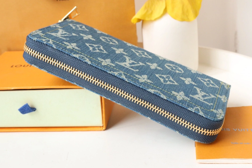 Louis Vuitton AAA Quality Card Case SmartChoice 4091