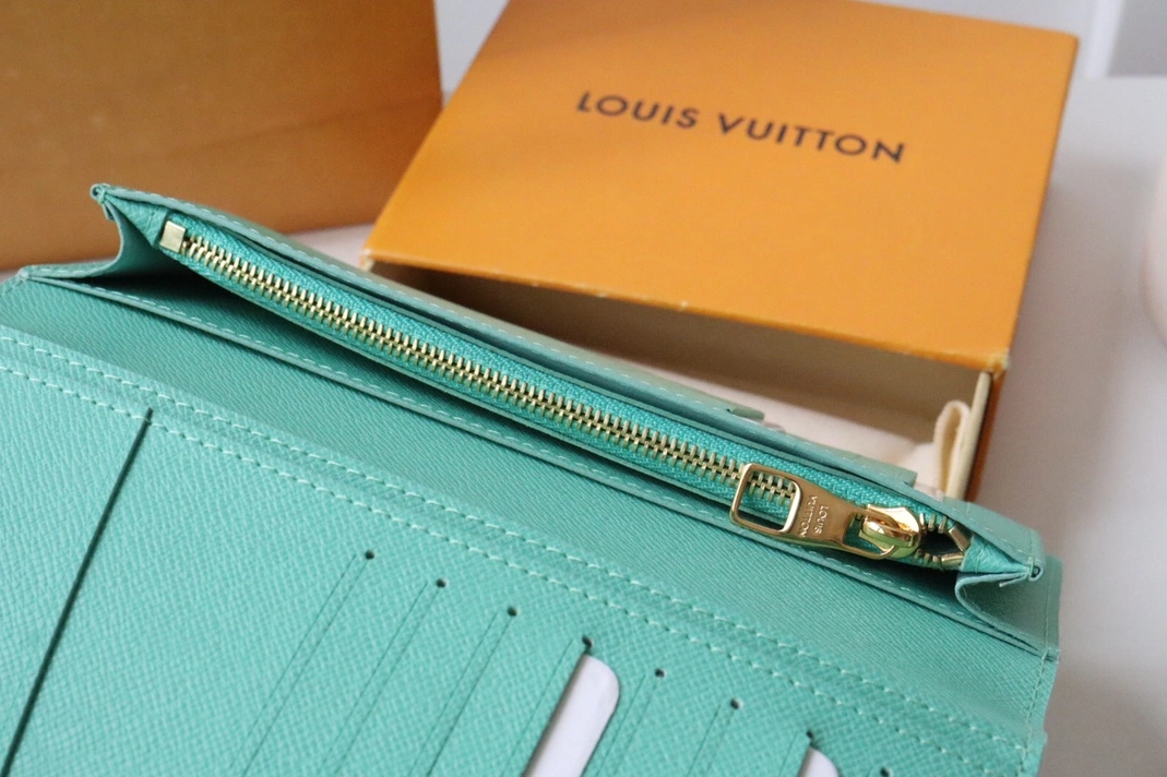 Louis Vuitton AAA Quality Card Case SmartChoice 5330
