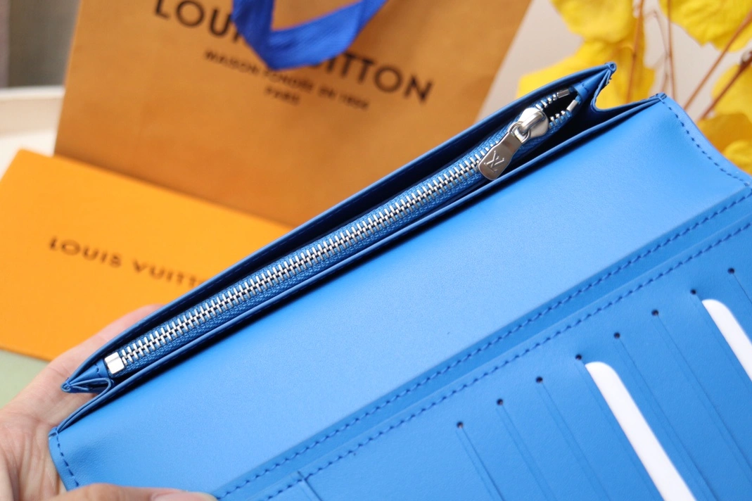 Louis Vuitton AAA Quality Card Case SportInspired 9397