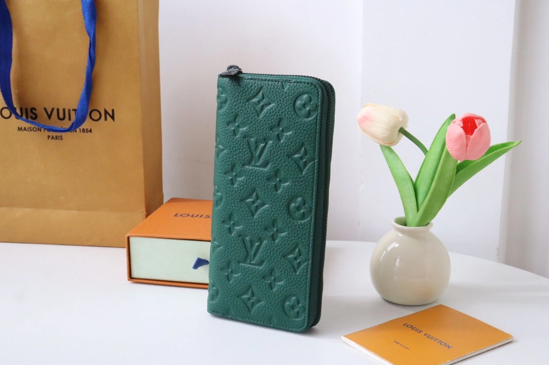 Louis Vuitton AAA Quality Card Case Timeless 5727