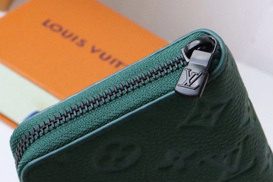 Louis Vuitton AAA Quality Card Case Timeless 5727