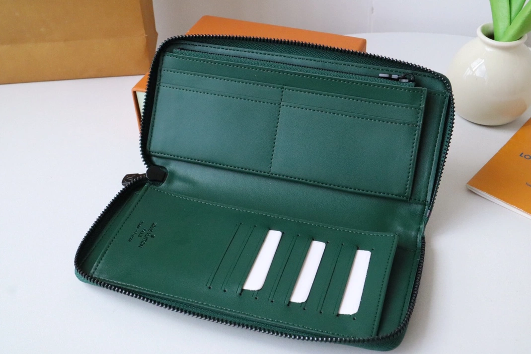 Louis Vuitton AAA Quality Card Case Timeless 5727