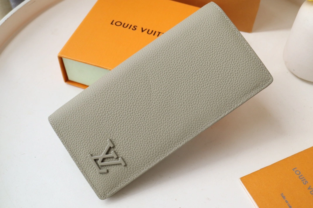 Louis Vuitton AAA Quality Card Case Timeless 8269
