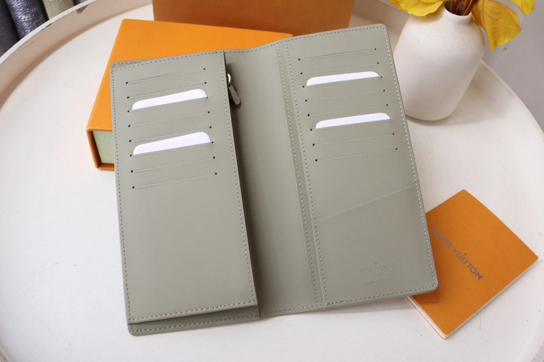 Louis Vuitton AAA Quality Card Case Timeless 8269