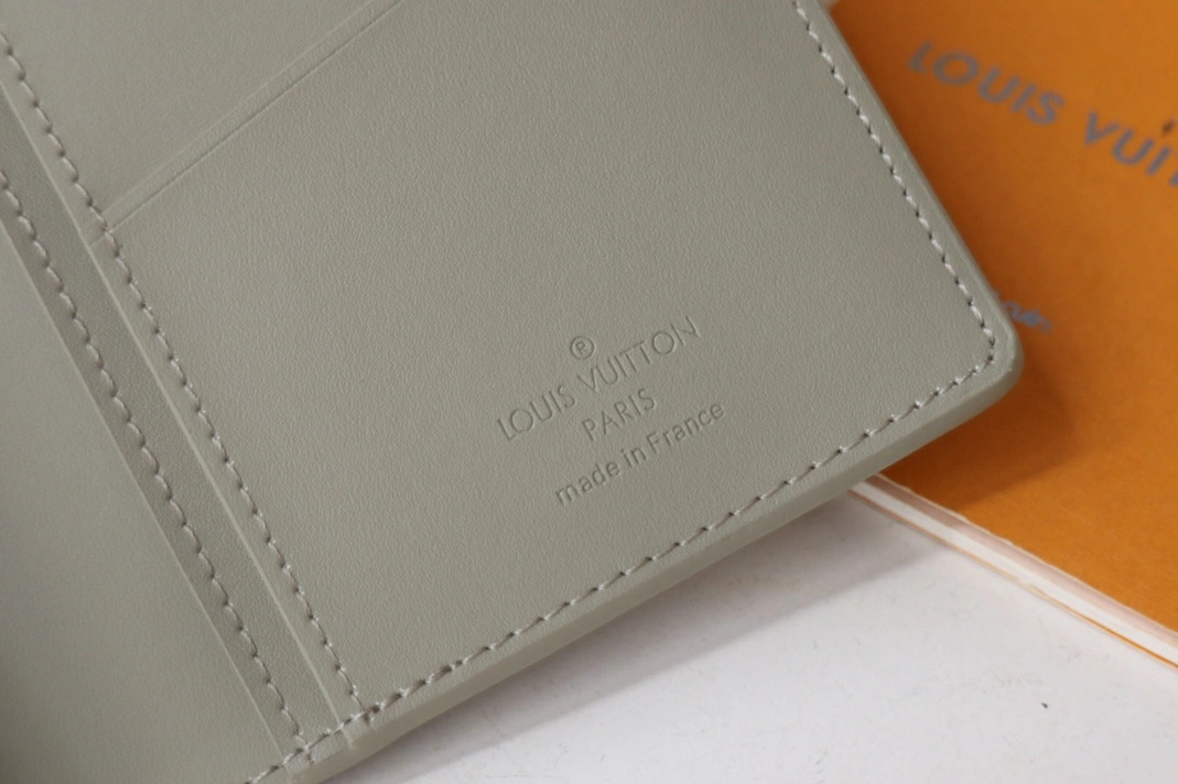Louis Vuitton AAA Quality Card Case Timeless 8269