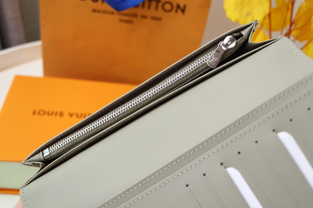Louis Vuitton AAA Quality Card Case Timeless 8269