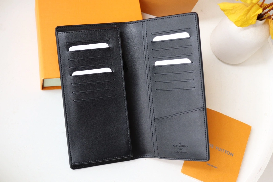 Louis Vuitton AAA Quality Card Case Versatile 7112