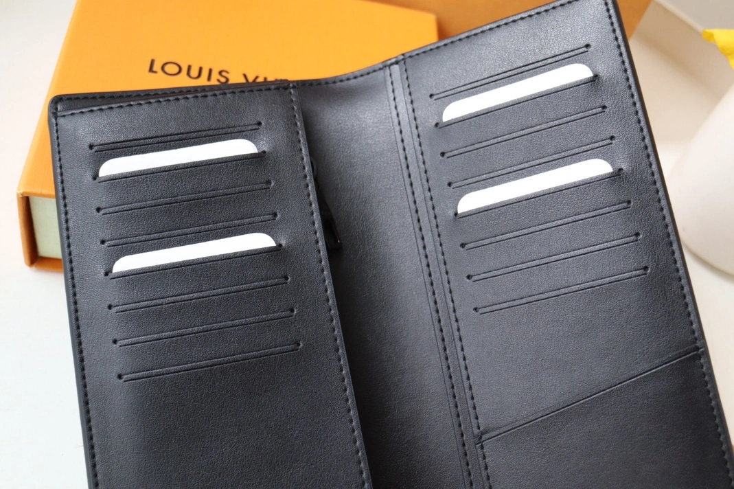Louis Vuitton AAA Quality Card Case Versatile 7112