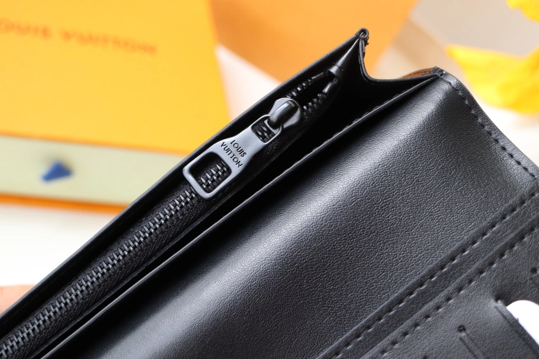 Louis Vuitton AAA Quality Card Case Versatile 7112