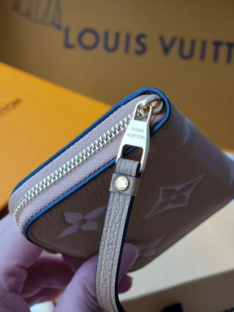 Louis Vuitton AAA Quality Card Case Vibrant 7268