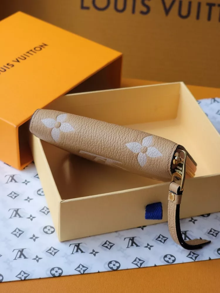 Louis Vuitton AAA Quality Card Case Vibrant 7268