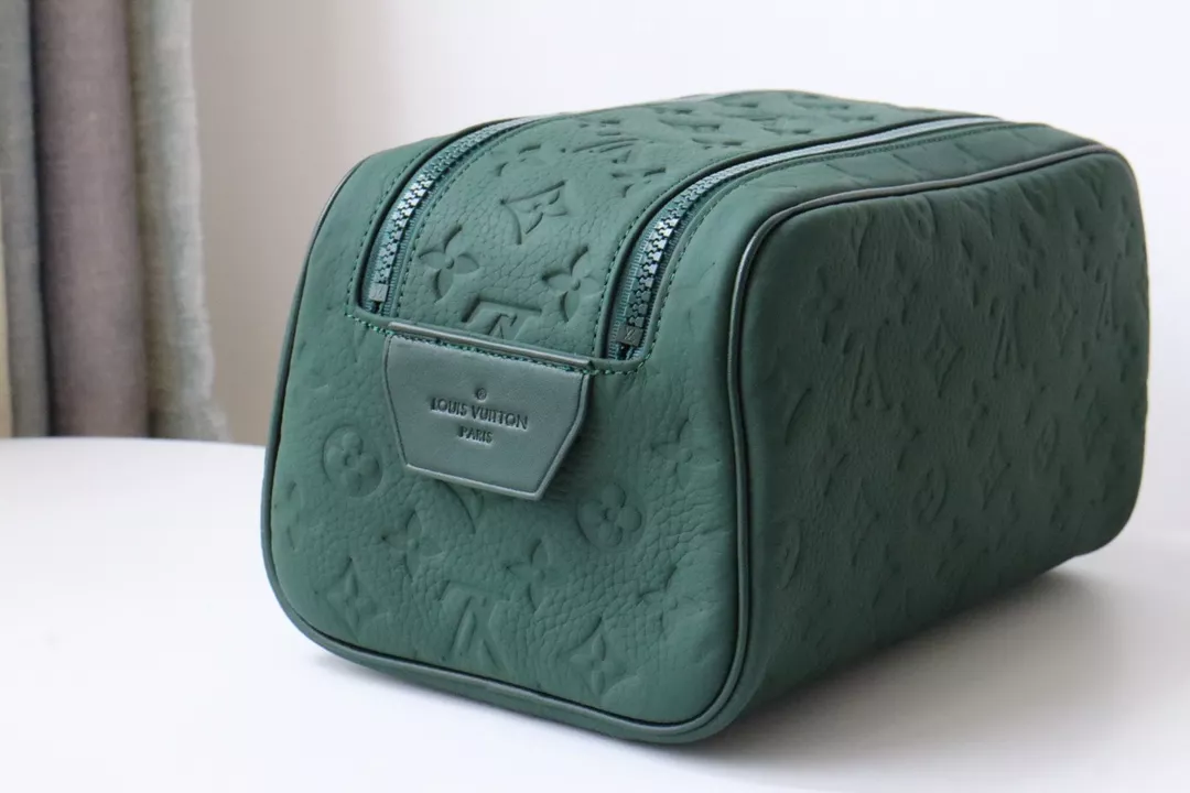 Louis Vuitton AAA Quality Handbags EyeCatching 2550