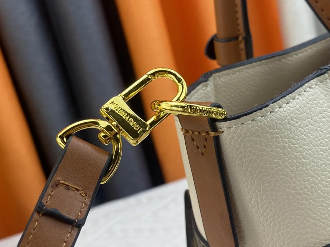 Louis Vuitton AAA Quality Handbags For Women AllSeason 7826